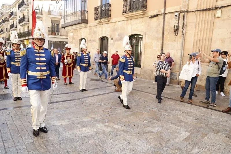 Comitiva municipal desde el Ayuntamiento a la Plaza Mayor con motivo de la fiesta de San Juan de Sahagún. Foto de David Sañudo
