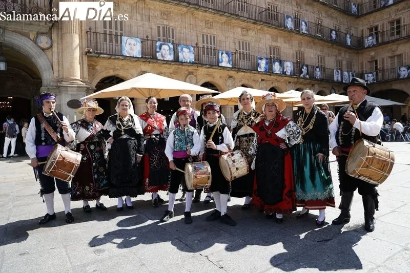 Comitiva municipal desde el Ayuntamiento a la Plaza Mayor con motivo de la fiesta de San Juan de Sahagún. Foto de David Sañudo