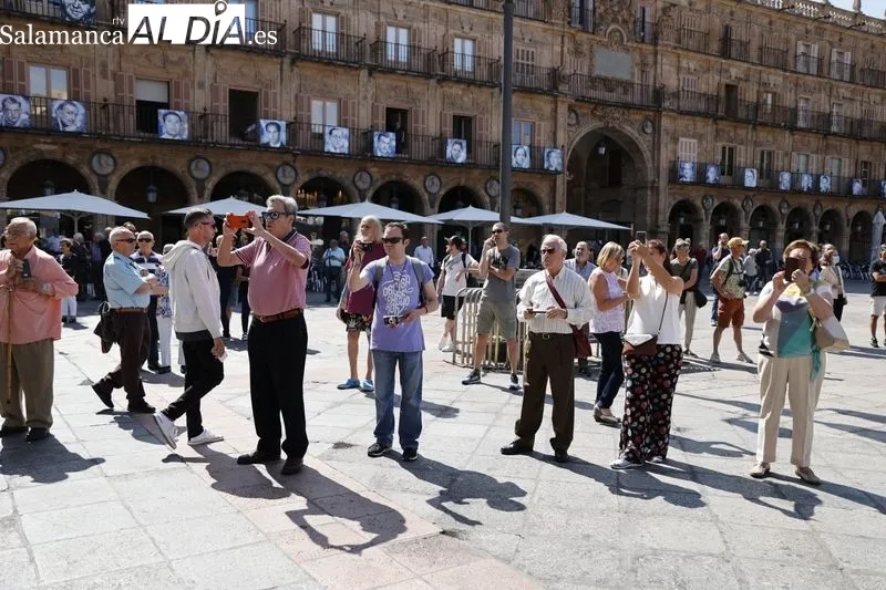 Comitiva municipal desde el Ayuntamiento a la Plaza Mayor con motivo de la fiesta de San Juan de Sahagún. Foto de David Sañudo