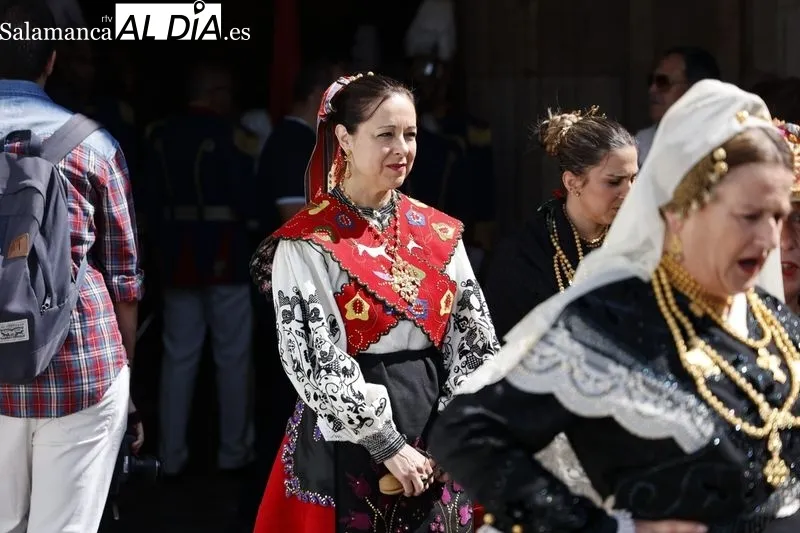 Comitiva municipal desde el Ayuntamiento a la Plaza Mayor con motivo de la fiesta de San Juan de Sahagún. Foto de David Sañudo