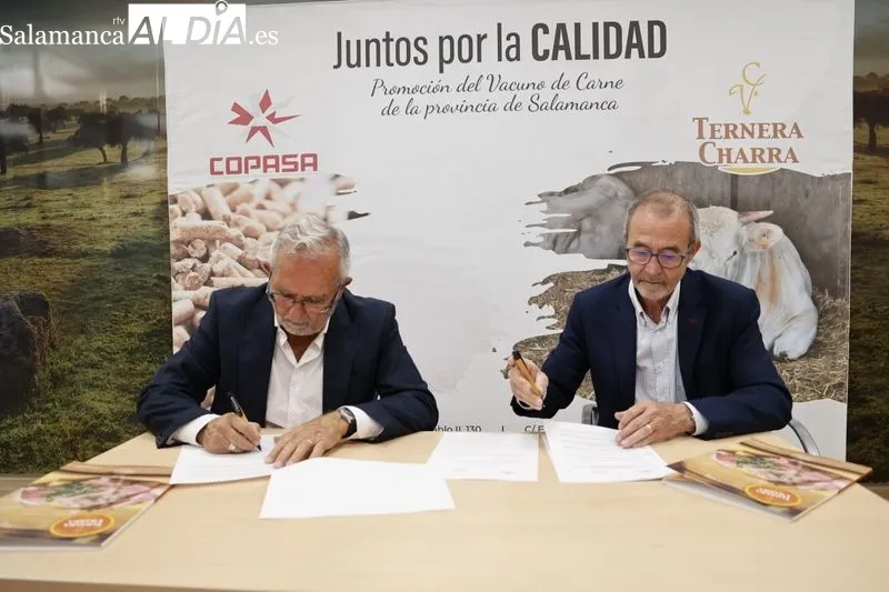 Víctor Manuel Rodríguez, gerente de Copasa, y José Javier Boyero, presidente de Ternera Charra, en la firma de este acuerdo. Foto de David Sañudo