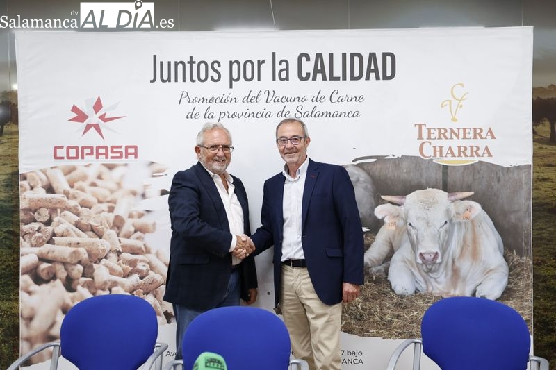 Víctor Manuel Rodríguez, gerente de Copasa, y José Javier Boyero, presidente de Ternera Charra, en la firma de este acuerdo. Foto de David Sañudo