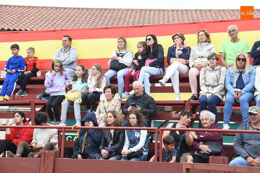 Foto 7 - Las pe&ntilde;as de La Fuente demuestran un a&ntilde;o m&aacute;s en el desfile de disfraces su gran imaginaci&oacute;n