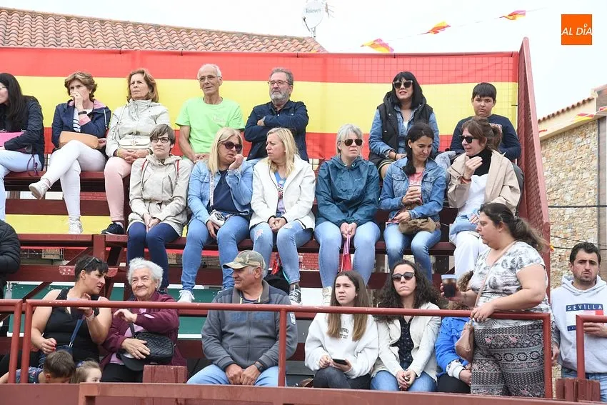 Foto 8 - Las pe&ntilde;as de La Fuente demuestran un a&ntilde;o m&aacute;s en el desfile de disfraces su gran imaginaci&oacute;n