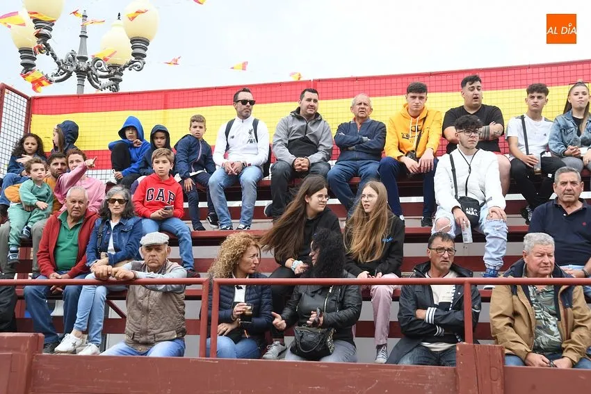 Foto 9 - Las pe&ntilde;as de La Fuente demuestran un a&ntilde;o m&aacute;s en el desfile de disfraces su gran imaginaci&oacute;n
