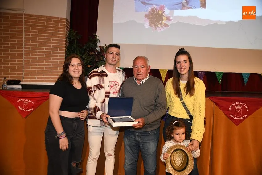 Homenaje a mayores y niños en el Corpus de Sanctis / Fotos: Adrián M.Pastor