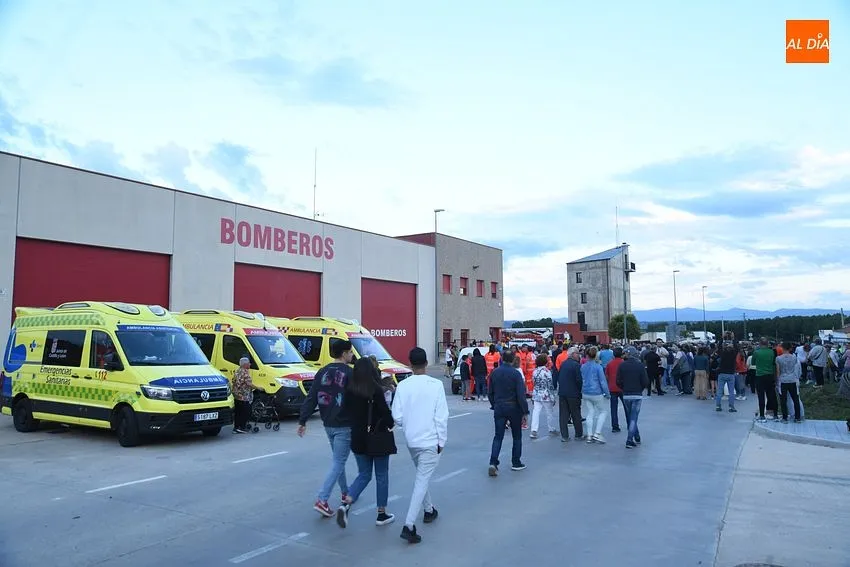 Foto 2 - Masivo y sentido respaldo de los mirobrigenses a sus bomberos centenarios en su forzada despedida