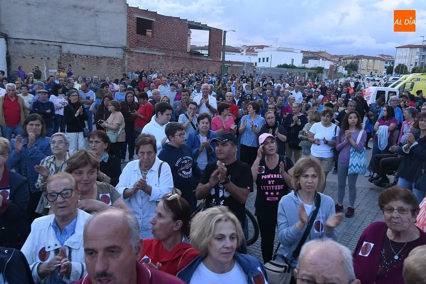 Foto 11 - Masivo y sentido respaldo de los mirobrigenses a sus bomberos centenarios en su forzada despedida