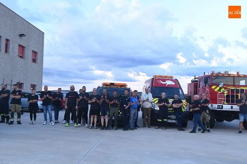 Foto 4 - Masivo y sentido respaldo de los mirobrigenses a sus bomberos centenarios en su forzada despedida