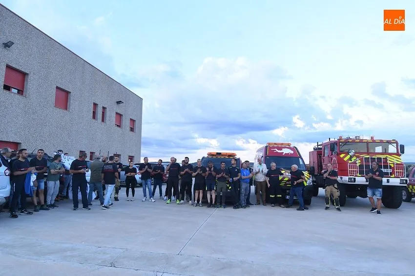 Foto 6 - Masivo y sentido respaldo de los mirobrigenses a sus bomberos centenarios en su forzada despedida