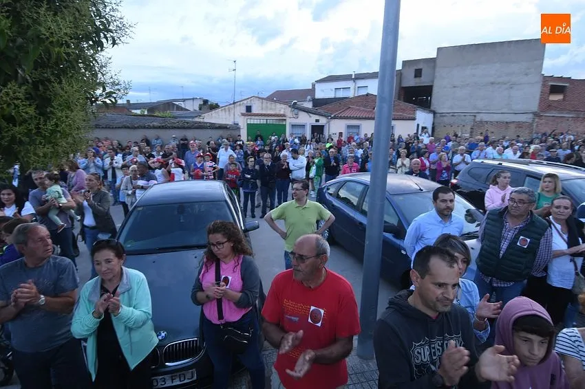 Foto 7 - Masivo y sentido respaldo de los mirobrigenses a sus bomberos centenarios en su forzada despedida
