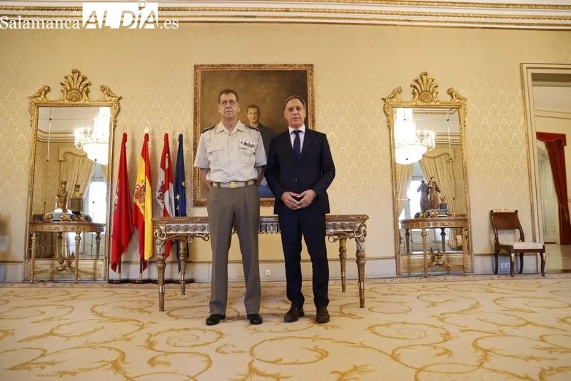 El alcalde de Salamanca, Carlos García Carbayo, junto a Manuel Maldonado, jefe del Mando de Ingenieros. Foto de David Sañudo