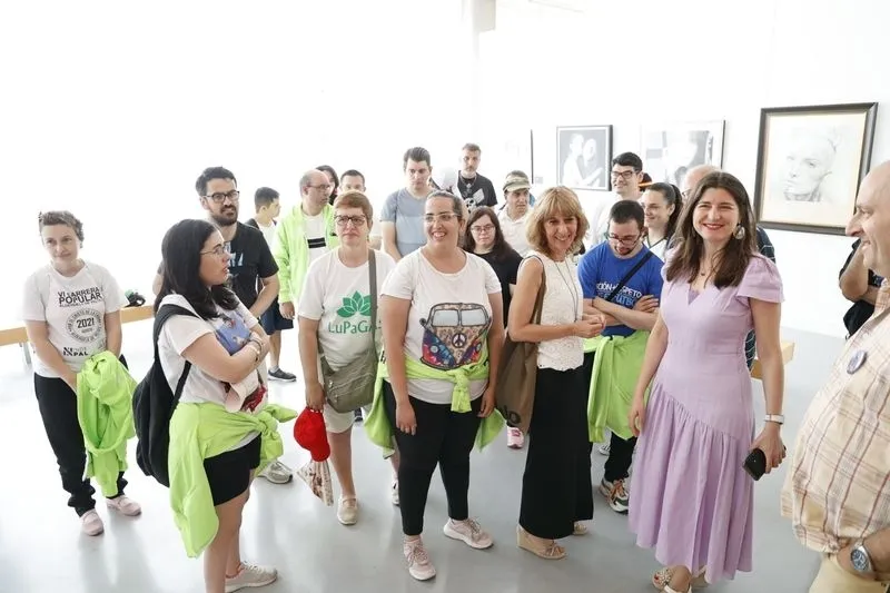 La concejala de Familia e Igualdad de Oportunidades, Miryam Rodríguez, visita junto a la Fundación AFIM la exposición ‘Respira’. Foto de David Sañudo