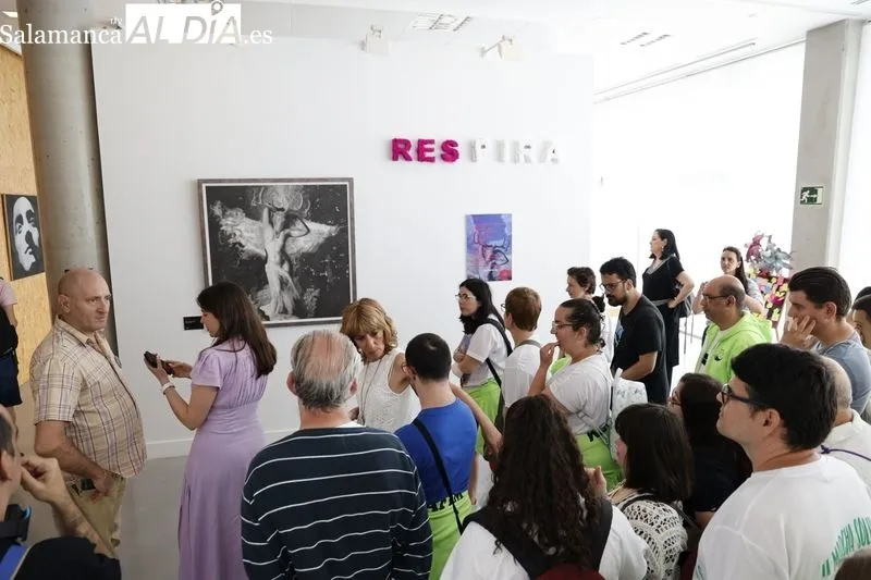 La concejala de Familia e Igualdad de Oportunidades, Miryam Rodríguez, visita junto a la Fundación AFIM la exposición ‘Respira’. Foto de David Sañudo