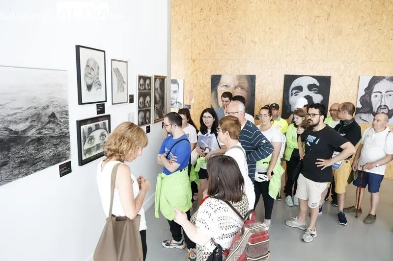 La concejala de Familia e Igualdad de Oportunidades, Miryam Rodríguez, visita junto a la Fundación AFIM la exposición ‘Respira’. Foto de David Sañudo