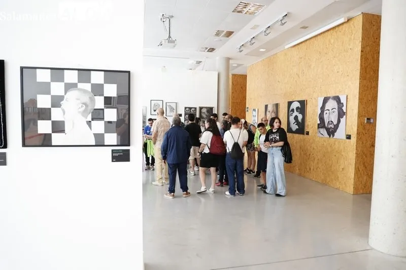 La concejala de Familia e Igualdad de Oportunidades, Miryam Rodríguez, visita junto a la Fundación AFIM la exposición ‘Respira’. Foto de David Sañudo