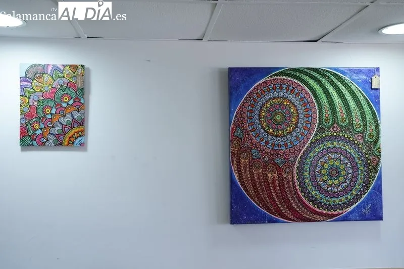 Exposición 'Pinceladas multicolor' de Silvia Herrero en las cafeterías del Hospital Universitario y del Virgen de la Vega. Foto de David Sañudo
