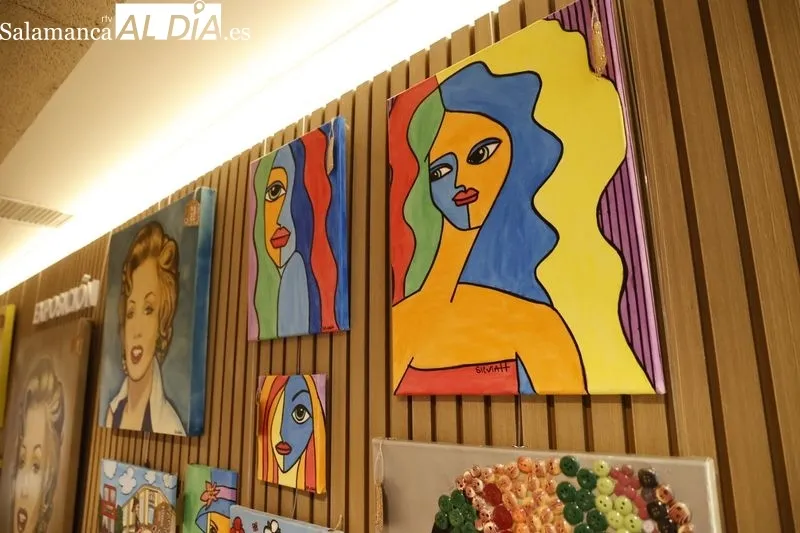 Exposición 'Pinceladas multicolor' de Silvia Herrero en las cafeterías del Hospital Universitario y del Virgen de la Vega. Foto de David Sañudo