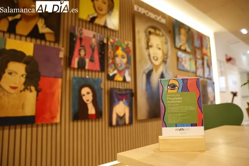 Exposición 'Pinceladas multicolor' de Silvia Herrero en las cafeterías del Hospital Universitario y del Virgen de la Vega. Foto de David Sañudo