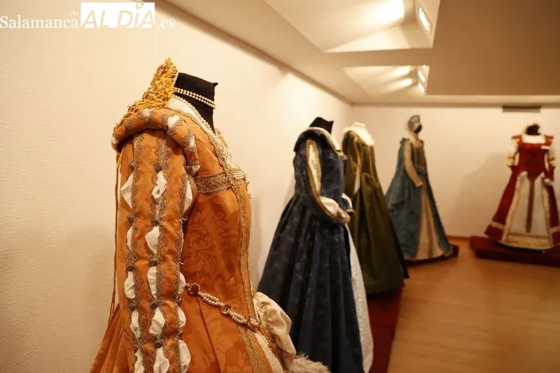 Exposición 'La moda del Siglo de Oro Español' en la Sala Garcigrande de Unicaja en Plaza de los Bandos. Foto de David Sañudo