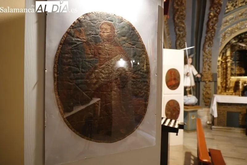 La concejala de Festejos y Tradiciones, María del Carmen Seguín Kattán, asiste a la inauguración de la exposición ‘Christus in Universo: Divina Praesentia’, organizada por la Cofradía de la Santa Vera Cruz. Foto David Sañudo