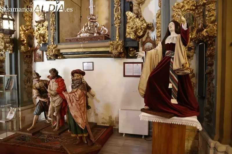 La concejala de Festejos y Tradiciones, María del Carmen Seguín Kattán, asiste a la inauguración de la exposición ‘Christus in Universo: Divina Praesentia’, organizada por la Cofradía de la Santa Vera Cruz. Foto David Sañudo