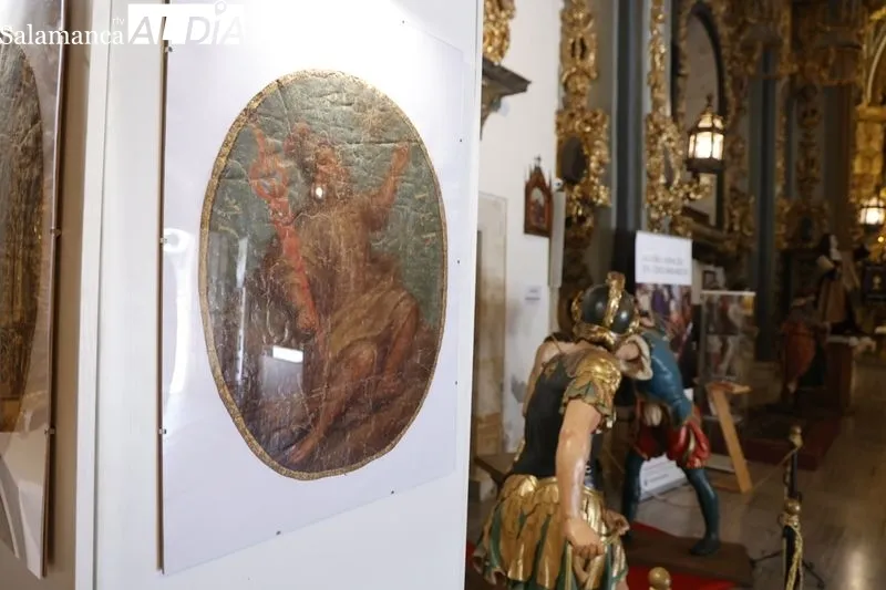 La concejala de Festejos y Tradiciones, María del Carmen Seguín Kattán, asiste a la inauguración de la exposición ‘Christus in Universo: Divina Praesentia’, organizada por la Cofradía de la Santa Vera Cruz. Foto David Sañudo