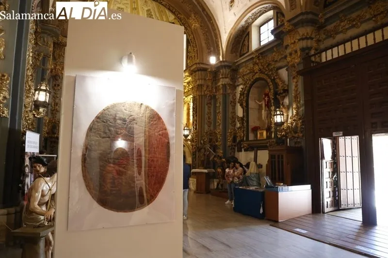 La concejala de Festejos y Tradiciones, María del Carmen Seguín Kattán, asiste a la inauguración de la exposición ‘Christus in Universo: Divina Praesentia’, organizada por la Cofradía de la Santa Vera Cruz. Foto David Sañudo