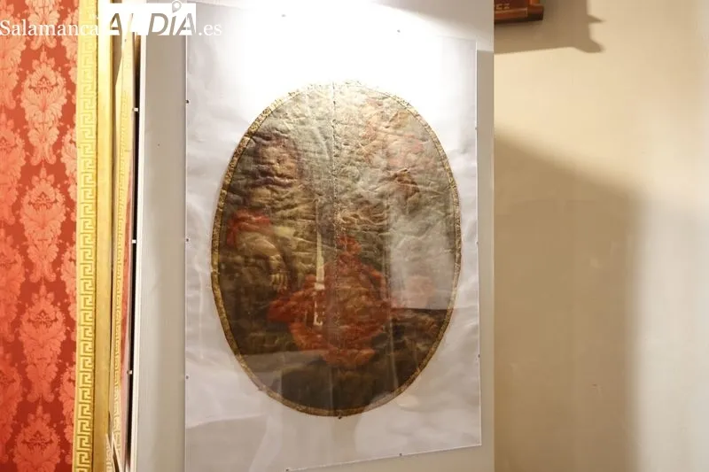 La concejala de Festejos y Tradiciones, María del Carmen Seguín Kattán, asiste a la inauguración de la exposición ‘Christus in Universo: Divina Praesentia’, organizada por la Cofradía de la Santa Vera Cruz. Foto David Sañudo