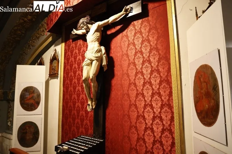 La concejala de Festejos y Tradiciones, María del Carmen Seguín Kattán, asiste a la inauguración de la exposición ‘Christus in Universo: Divina Praesentia’, organizada por la Cofradía de la Santa Vera Cruz. Foto David Sañudo