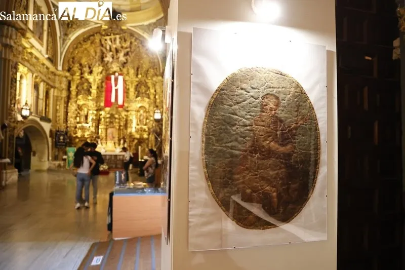 La concejala de Festejos y Tradiciones, María del Carmen Seguín Kattán, asiste a la inauguración de la exposición ‘Christus in Universo: Divina Praesentia’, organizada por la Cofradía de la Santa Vera Cruz. Foto David Sañudo
