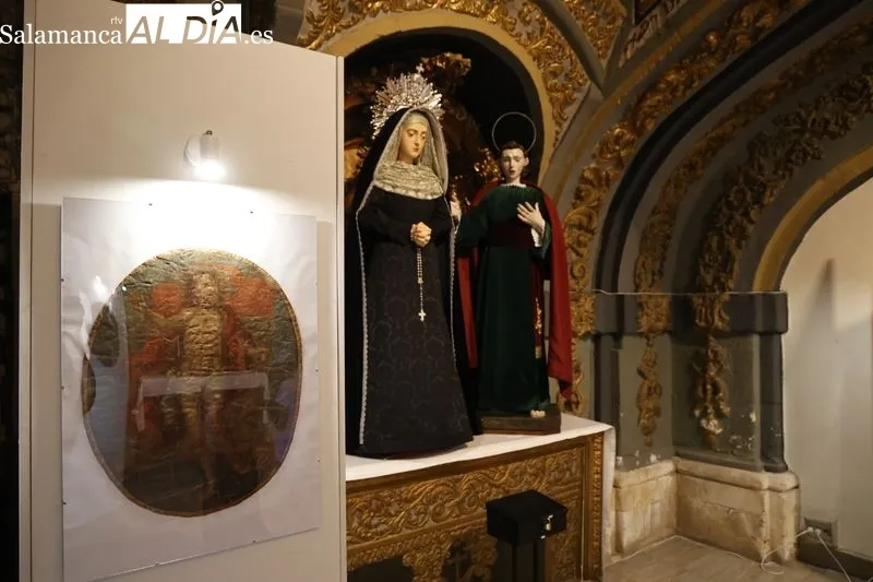 La concejala de Festejos y Tradiciones, María del Carmen Seguín Kattán, asiste a la inauguración de la exposición ‘Christus in Universo: Divina Praesentia’, organizada por la Cofradía de la Santa Vera Cruz. Foto David Sañudo