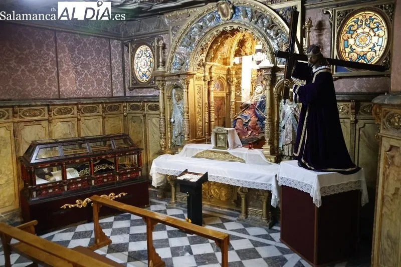 La concejala de Festejos y Tradiciones, María del Carmen Seguín Kattán, asiste a la inauguración de la exposición ‘Christus in Universo: Divina Praesentia’, organizada por la Cofradía de la Santa Vera Cruz. Foto David Sañudo