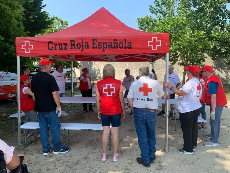 Los voluntarios aprendieron a instalar una carpa en las inmediaciones de la plaza de toros de Vitigudino