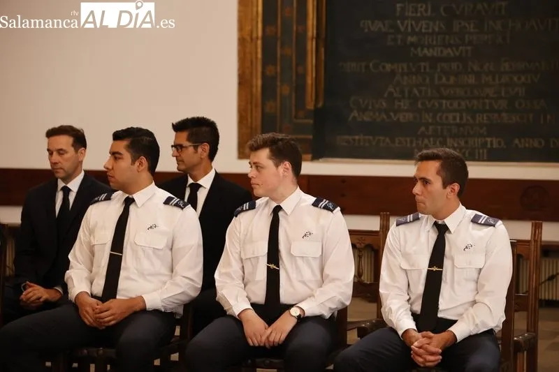 Graduación de alumnos y entrega de Alas de la Escuela de Pilotos Adventia en el Colegio Fonseca