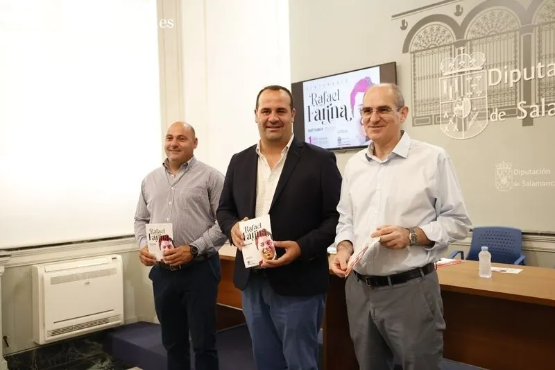 El diputado de Cultura, David Mingo, el alcalde de Martinamor, Juan Antonio Martín y el representante de Cívitas, Javier de Prado, presentan el programa de actividades con motivo del Centenario de Rafael Farina. Foto de David Sañudo