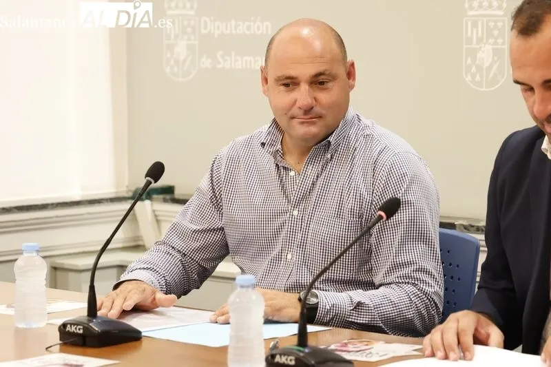 El diputado de Cultura, David Mingo, el alcalde de Martinamor, Juan Antonio Martín y el representante de Cívitas, Javier de Prado, presentan el programa de actividades con motivo del Centenario de Rafael Farina. Foto de David Sañudo