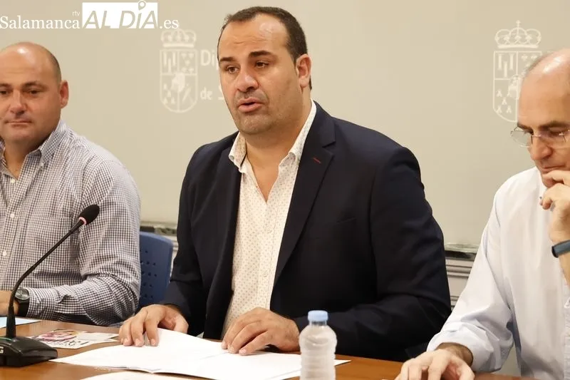 El diputado de Cultura, David Mingo, el alcalde de Martinamor, Juan Antonio Martín y el representante de Cívitas, Javier de Prado, presentan el programa de actividades con motivo del Centenario de Rafael Farina. Foto de David Sañudo