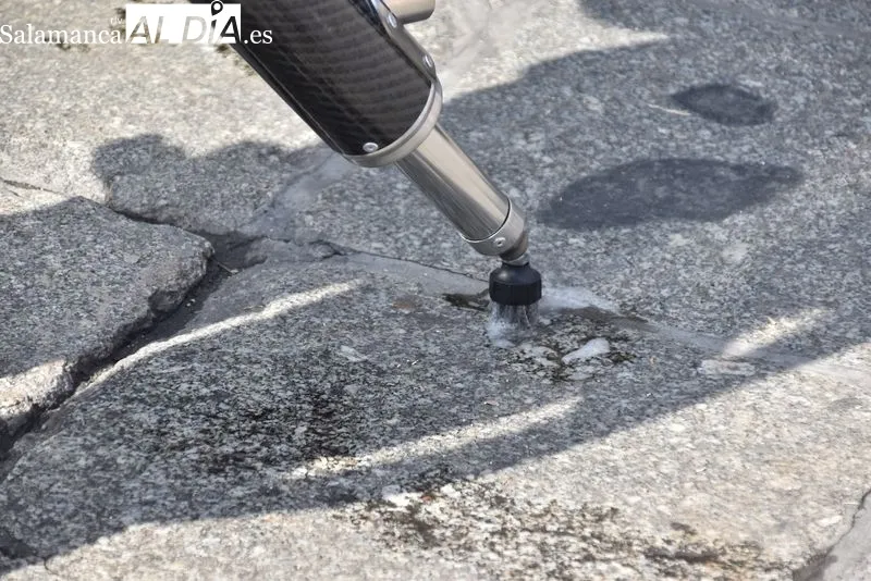 Salamanca estrena un eficaz sistema para retirar chicles de las calles | FOTOS: Vanesa Martins 