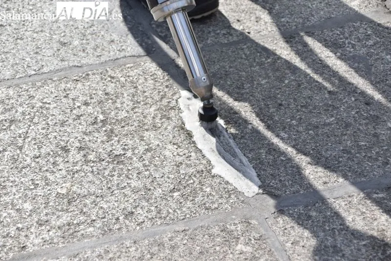 Salamanca estrena un eficaz sistema para retirar chicles de las calles | FOTOS: Vanesa Martins 