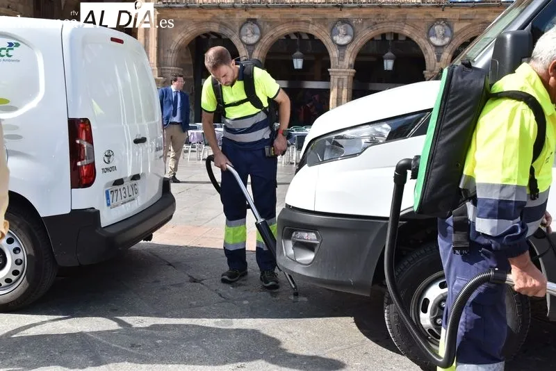 Salamanca estrena un eficaz sistema para retirar chicles de las calles | FOTOS: Vanesa Martins 