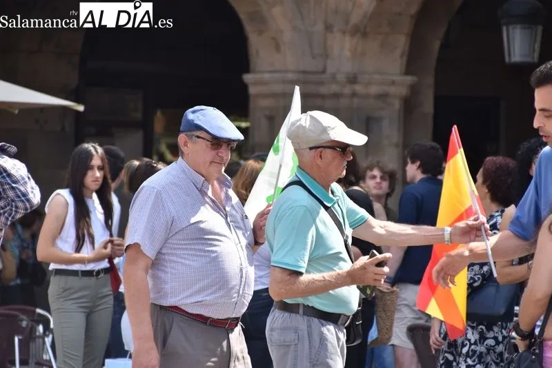 Foto 16 - Ba&ntilde;o de masas de Santiago Abascal en la Plaza Mayor