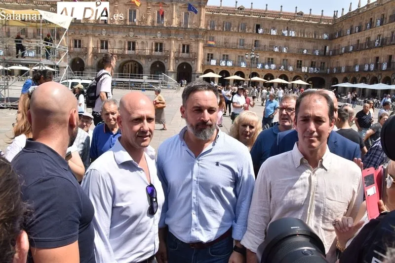 Foto 13 - Ba&ntilde;o de masas de Santiago Abascal en la Plaza Mayor
