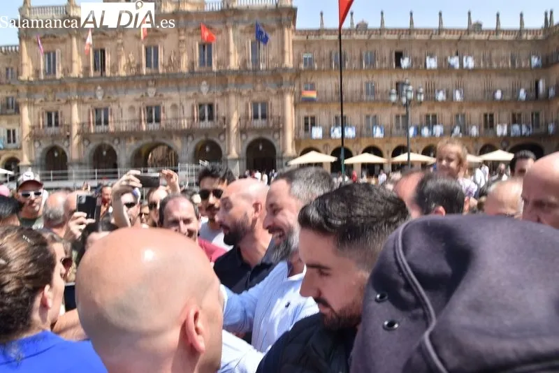 Foto 5 - Ba&ntilde;o de masas de Santiago Abascal en la Plaza Mayor