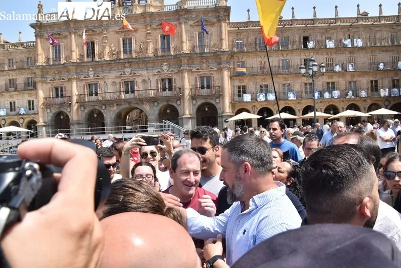 Foto 4 - Ba&ntilde;o de masas de Santiago Abascal en la Plaza Mayor