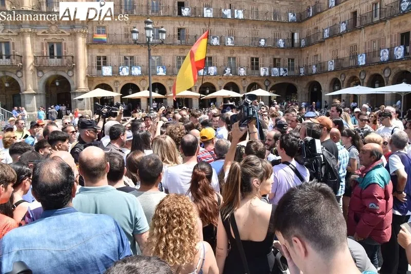 Foto 3 - Ba&ntilde;o de masas de Santiago Abascal en la Plaza Mayor
