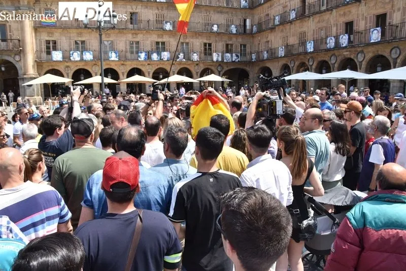 Foto 2 - Ba&ntilde;o de masas de Santiago Abascal en la Plaza Mayor