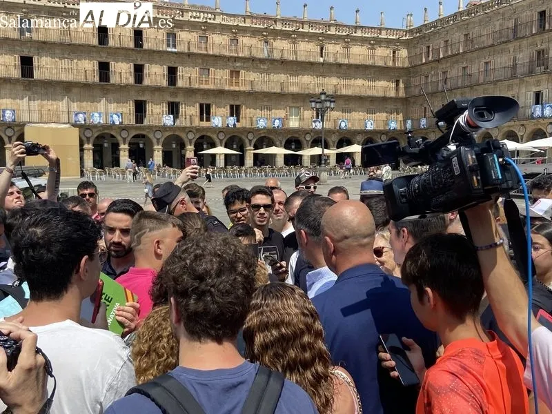 Foto 11 - Ba&ntilde;o de masas de Santiago Abascal en la Plaza Mayor