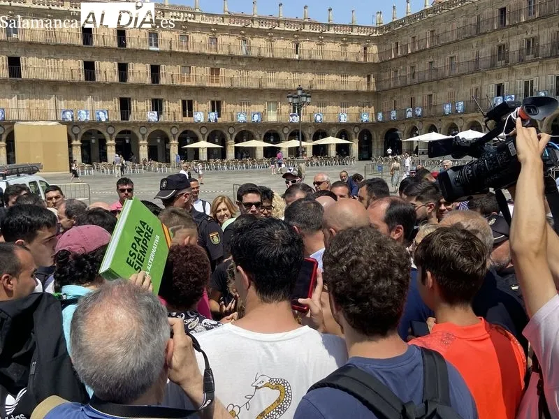 Foto 9 - Ba&ntilde;o de masas de Santiago Abascal en la Plaza Mayor