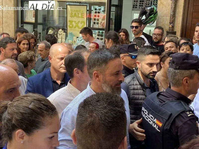 Foto 8 - Ba&ntilde;o de masas de Santiago Abascal en la Plaza Mayor